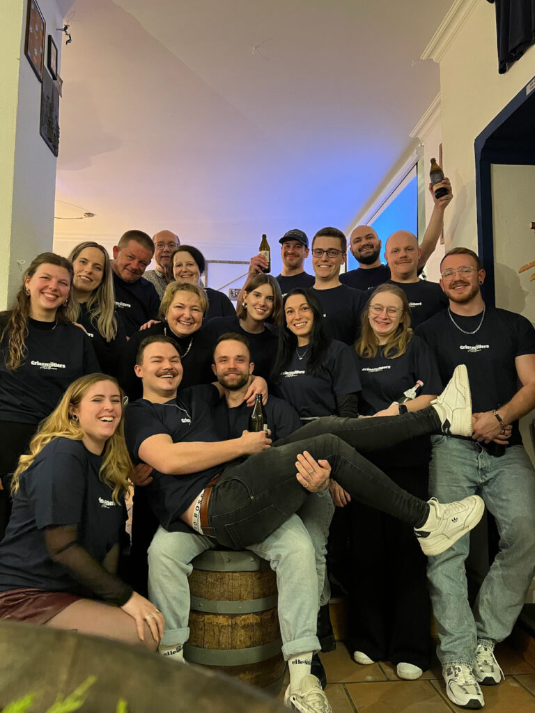 Die Ganze Crew des Griesmüllers posiert in der Altstadtbrauerei