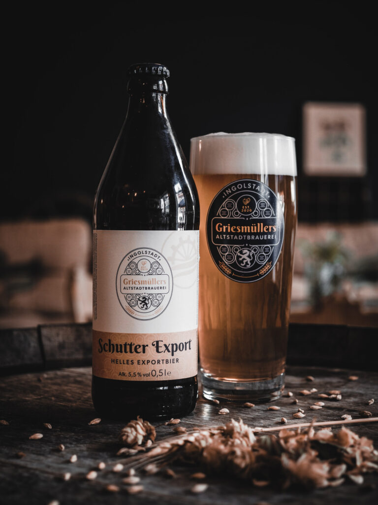 Schutter Export Flasche und eingeschenkt im Glas - Altstadtbrauerei Ingolstadt